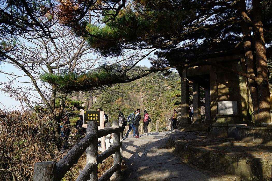 Cloud-Dispelling-Pavilion-Huangshan